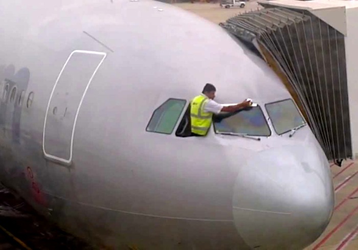 Что на самом деле ремонтируют в самолетах скотчем 