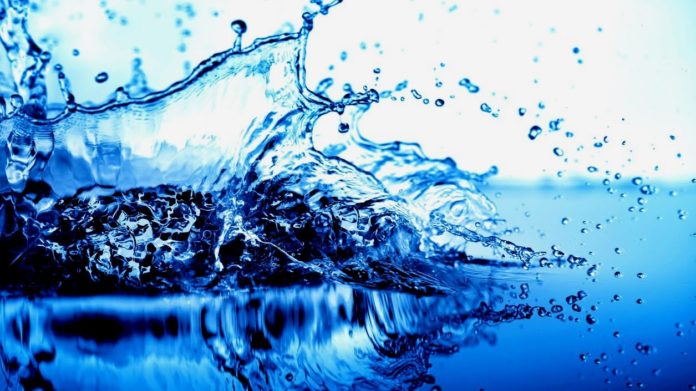 Что находится между молекулами воды?