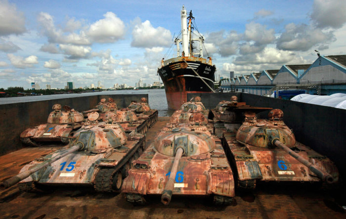 Для чего власти Таиланда топят в океане множество танков 