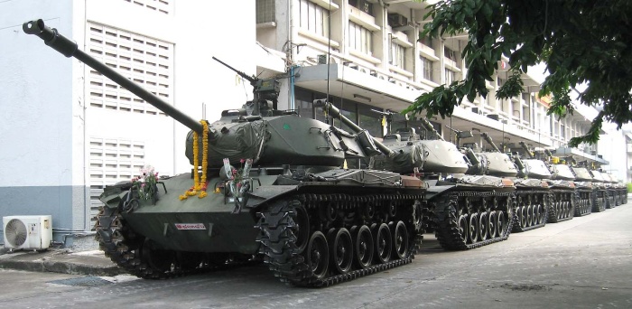 Для чего власти Таиланда топят в океане множество танков 