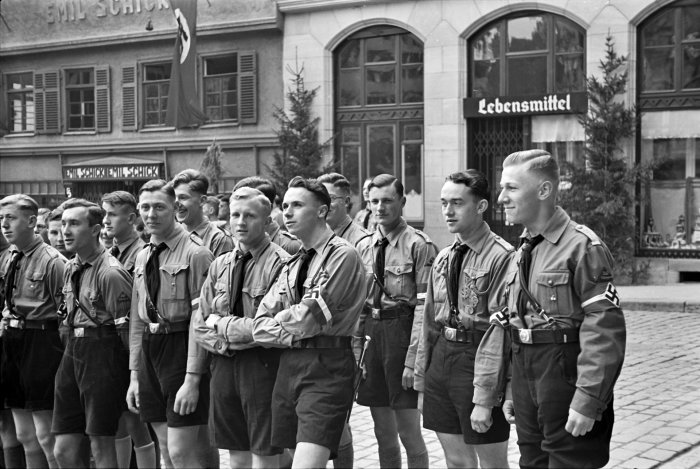 Как Гитлер смог превратить образованную молодёжь в нацистов 