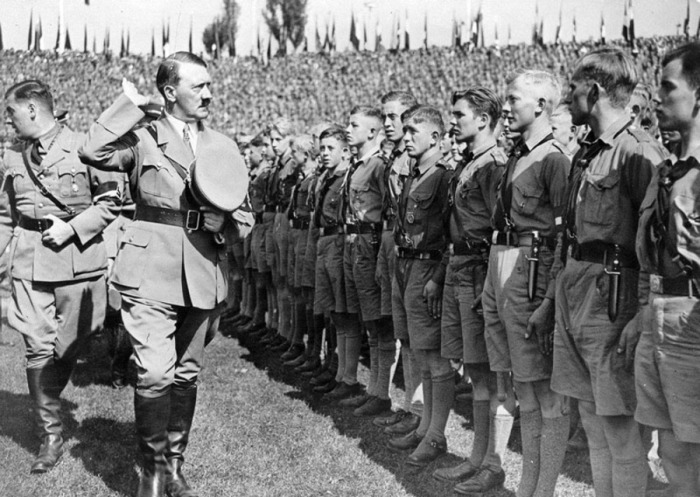 Как Гитлер смог превратить образованную молодёжь в нацистов 