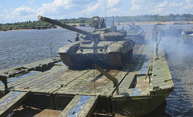 Российские военные развернули мост через 500-метровую реку за 15 минут 