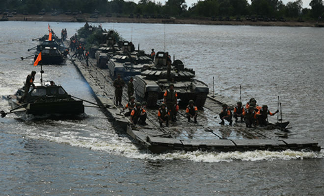Российские военные развернули мост через 500-метровую реку за 15 минут 