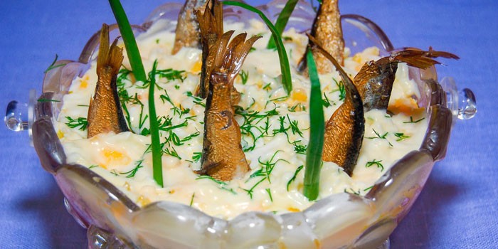 Салат со шпротами - как готовить слоенный, с сухариками, рисом или солеными огурцами