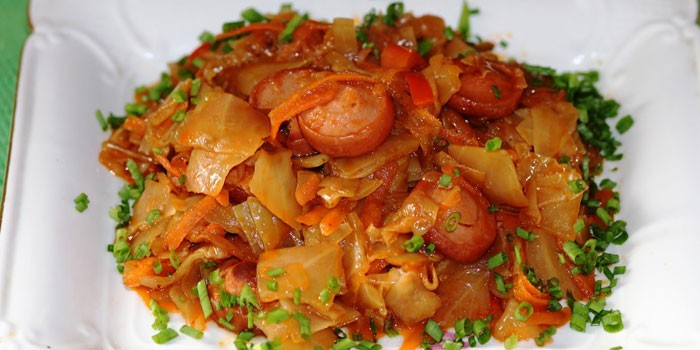 Тушеная капуста с сосисками - как готовить с томатом, грибами, сметаной или сардельками