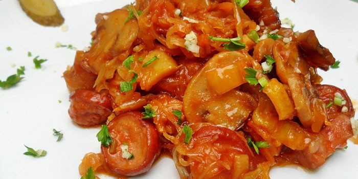 Тушеная капуста с сосисками - как готовить с томатом, грибами, сметаной или сардельками