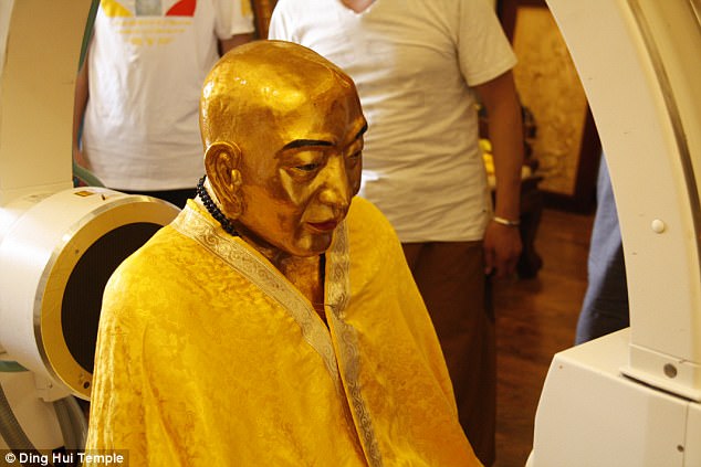  У тысячелетней мумии буддийского монаха до сих пор целы кости и мозг 
