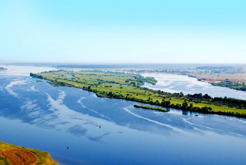 В Каспийское море впадает Волга или Кама?