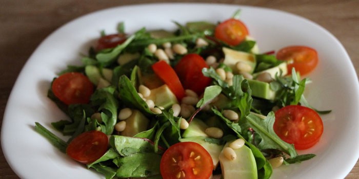 Салат с рукколой - как приготовить вкусное блюдо и заправку по пошаговым рецептам с фото