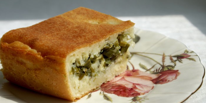 Заливной пирог с яйцом и зеленым луком - пошаговые рецепты приготовления в духовке или мультиварке