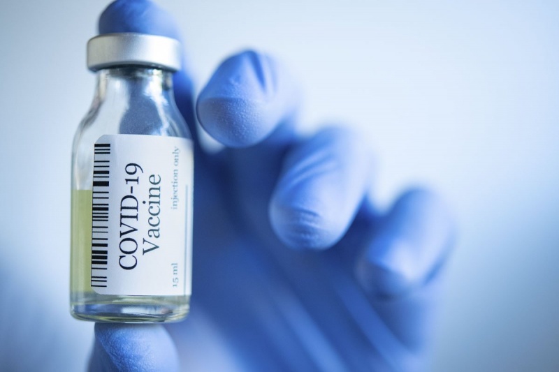 Одна з вакцин проти коронавируса показала ефективність 90%
