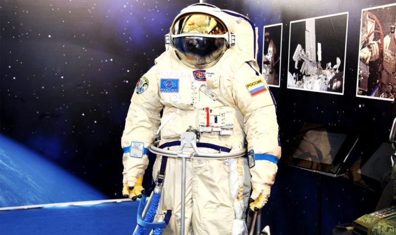 Чи може космонавт сам надіти скафандр?