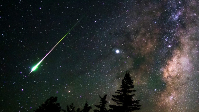 Чому візуально метеори летять швидше, ніж супутники?
