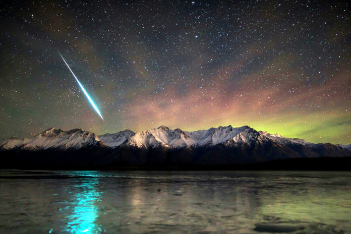 Чому візуально метеори летять швидше, ніж супутники?